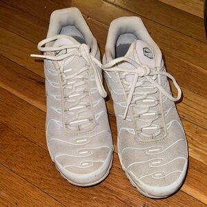 Nike Athletic Shoes in Cream and White